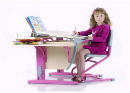 Для настоящей принцессы – настоящая парта. Деми думает о принцессах…